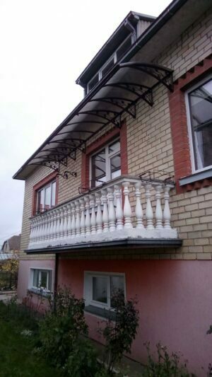 stogelis virš balkono