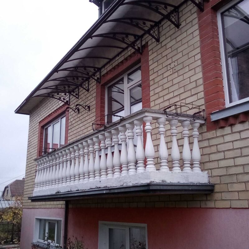 stogelis virš balkono