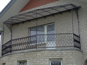 balkono stogelis ir turėklai