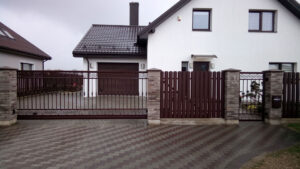 Stumdomi vartai su tvora