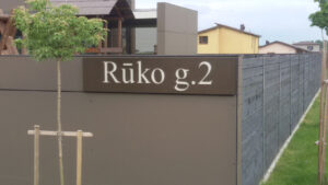 Adreso lentelė iš metalo