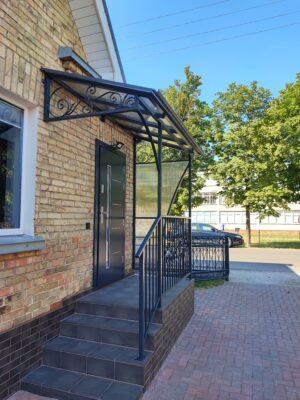 pastogė ir apsauginė tvorelė