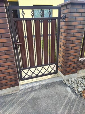 varteliai su skardos lankstiniais